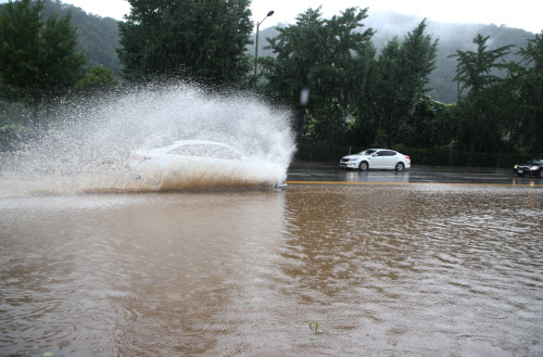 [내일날씨]중부지방 최대 500㎜ 이상 폭우,남부지방은 소강
