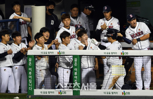 [포토]김재환의 2점 홈런으로 앞서 나가는 두산