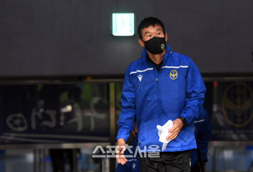 [포토]인천축구전용경기장 입장하는 조성환 감독