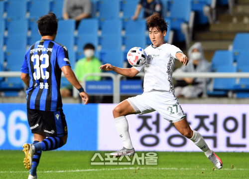[포토]성남FC 유인수, 일단 가슴으로!