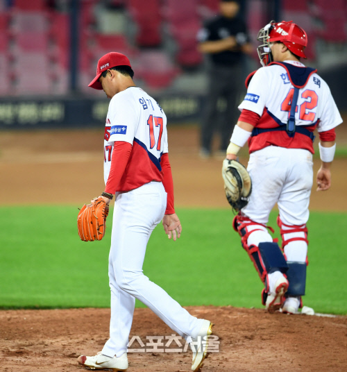 [포토]6회초 마운드에서 내려가는 KIA 선발 임기영