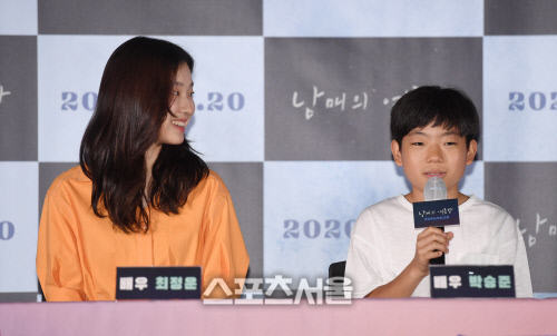 [포토]'남매의 여름밤' 최정운, '동생' 박승준 바라보는 누나 미소