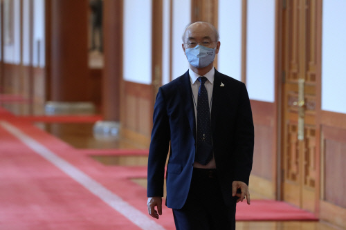 '2주택' 처분 압박 김조원 민정수석, 사의발표 후 7일 靑 떠났다