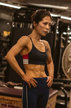 '빨래 빨아도 될 듯' 황석정, 올록볼록 빨래판 복근 눈길[★SNS]