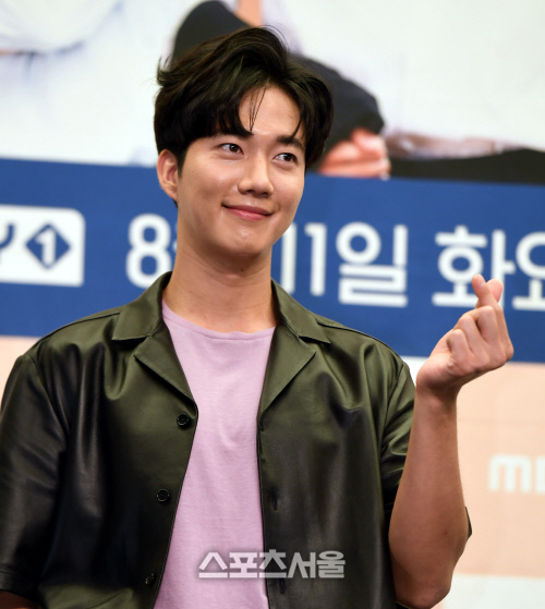 [포토] 박건일 '여심 저격 하트'