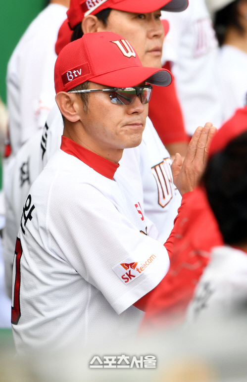 [포토]선수들에게 박수 보내는 SK 박경완 수석코치