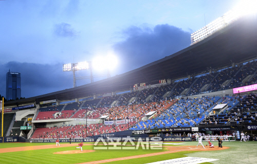 [포토]입장 관중 25%로 확대된 잠실구장