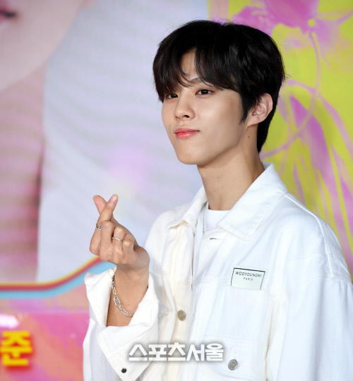 [포토] 김우석 '여심 저격하는 하트'