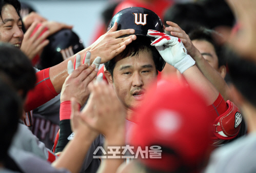 [포토]19호 홈런 최정, 누가 내 모자를...