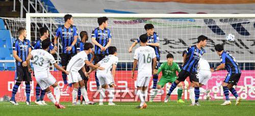 주중 경기 추가에 '급'타이트해진 K리그, 순위 싸움 새 변수