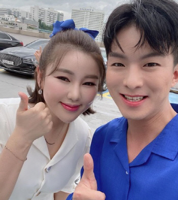 '태권트롯'나태주 X '트롯퀸'송가인, 파란 드레스코드로 오누이 포스[★SNS]