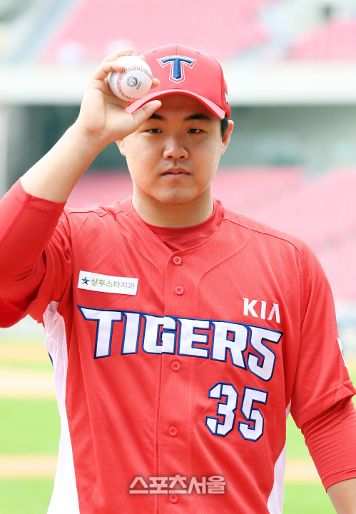 [포토]타이거즈 유니폼 입고 포즈 취하는 장현식