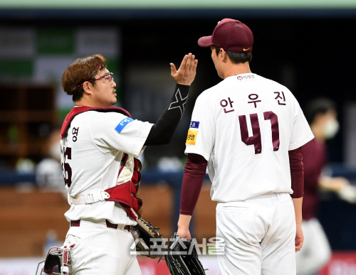 [포토] 이지영-안우진 '이겼다'