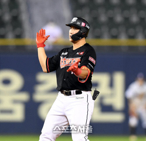 [포토] 12회 1타점 2루타 황재균 '승리가 보인다'