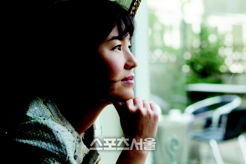 '베스트셀러 작가를 삼킨 소통의 창' 공지영, 설화(舌禍) 뒤로 한채 SNS 활동중단