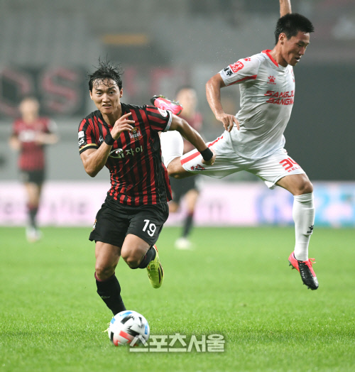 [포토]돌파 성공하는 FC서울 윤주태