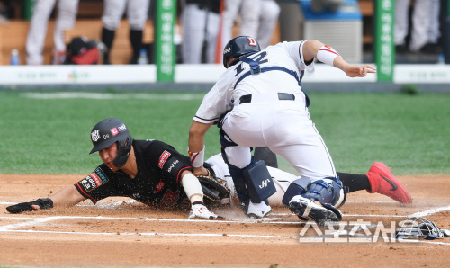 [포토] kt 황재균, 선취점을 향한...홈 경합!