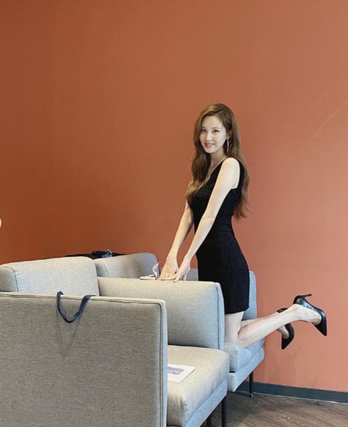 '소시' 막내 서현, 우월한 각선미+성숙한 매력 발산하는 일상컷 [★SNS]