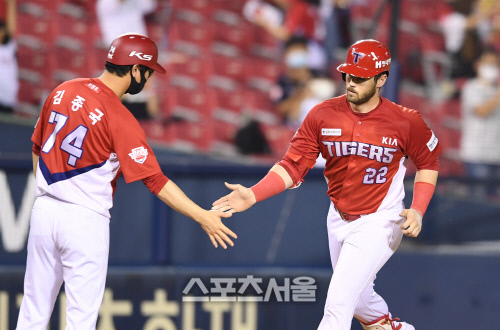 [포토]시즌 20호 홈런 기록하는 KIA 터커