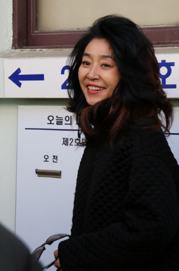 김부선 "딸 아빠는 재벌가 유부남, 잔인하게 버림받았다" 고백[전문]