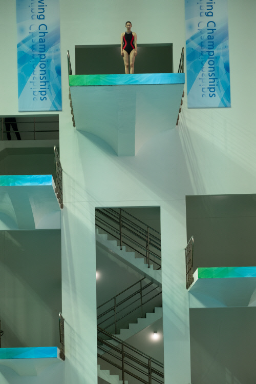 '디바' 신민아 "수영복은 곧 전투복, 다이빙에 점점 빠져들었다"