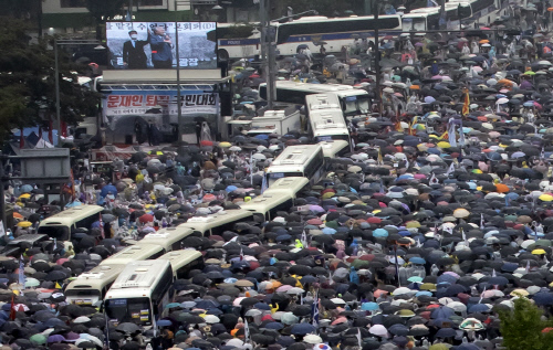 광화문집회서 체포 60대 확진, 강남서 유치장 폐쇄 경찰관 15명 격리
