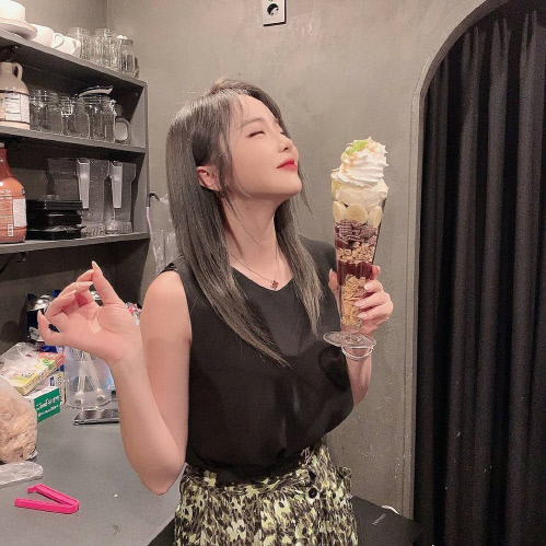 홍진영 카페 사장으로 변신, 에너지 넘치는 일상 공개…"파르페 내가 만들어"[★SNS]