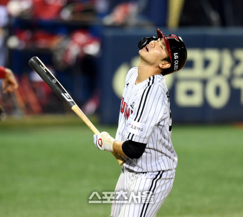 [포토] 홍창기 \'역전안타를 날렸어야 하는데\'