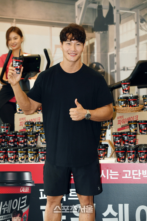 [포토]김종국, 단백질 음료 들고!