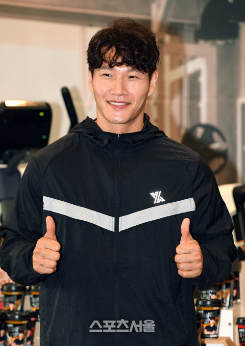 [포토]단백질 음료 출시 행사에 참석한 김종국