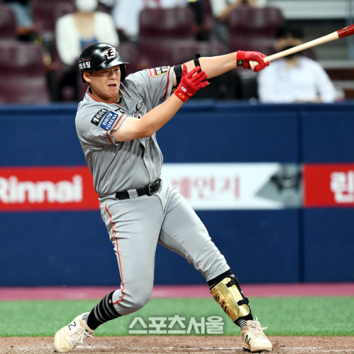 [포토] 노시환 \'추가득점을 내야 하는데\'