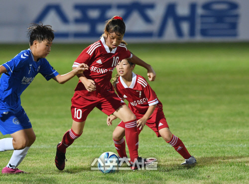 철저한 방역+야간경기+천연잔디…"뛰니까 너무 좋아요"[여왕기]