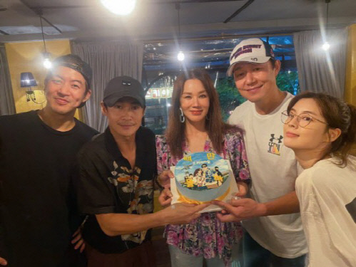 '오케이 마담', 100만 관객 돌파…'팀 오케이' 감사 인증샷[공식]