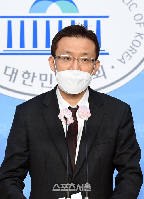 [포토]故 고유민 관련 기자회견문 발표하는 박지훈 변호사