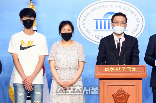 [포토]故 고유민의 유가족과 함께 기자회견문 발표하는 박지훈 변호사