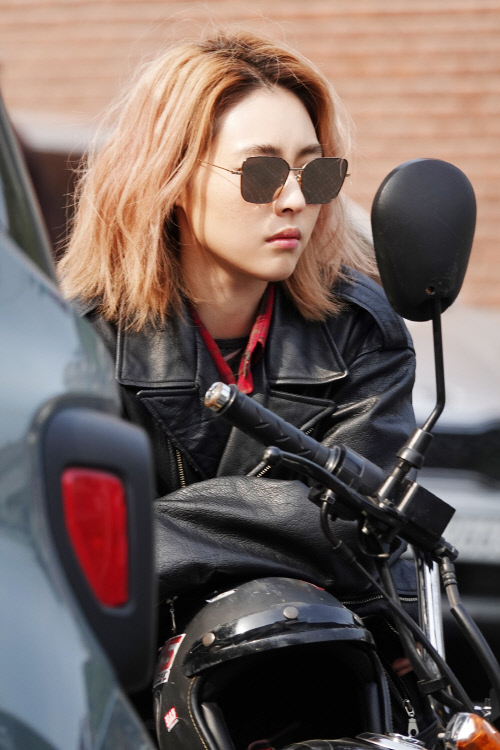 'SF8-만신' 이연희, 스틸컷 공개…과감한 변신 시선집중