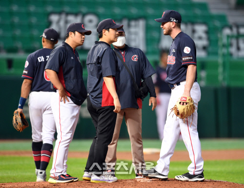 [포토]허벅지 통증 호소하는 롯데 선발 샘슨