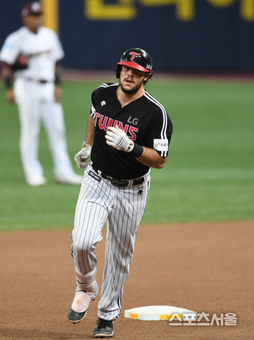 [포토]3경기 연속 홈런포 LG 라모스, 다시 리드를!