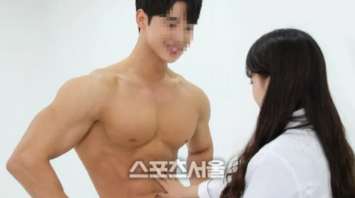 유튜버 하이틴에이저, 女 중·고교생에 벗은 男 관찰·스킨십 유도…"미성년자 성희롱?" 논란