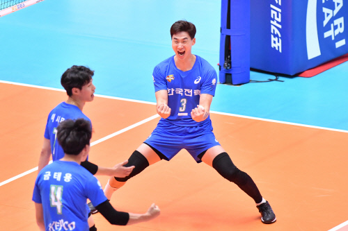 박철우·이승준 새 엔진 첫판부터 가동…한국전력 컵대회 첫승 포효