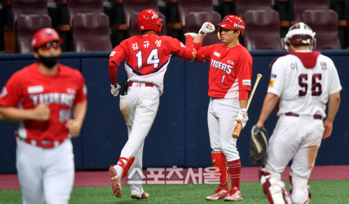 [포토]9회초 조상우 상대로 솔로홈런 뽑아낸 김규성