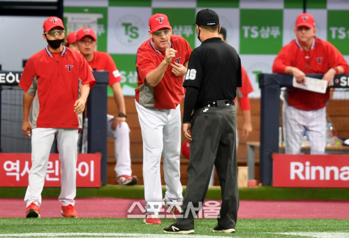 [포토]심판 퇴장 명령에 손짓하는 기아 윌리엄스 감독