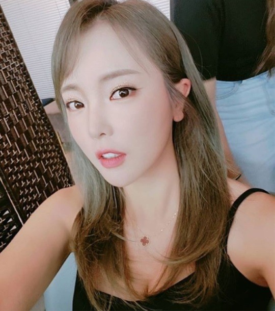 홍진영, 깐 앞머리도 완벽 소화…인형같은 미모[★SNS]