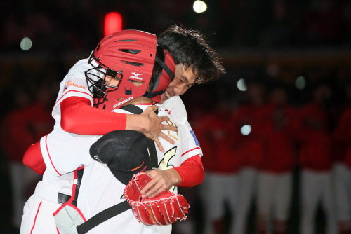 우승 장면 재연하는 박경완<YONHAP NO-0891>