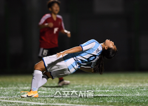 [포토]현대청운중 양다민, 골문 바로 앞에서 허공으로...