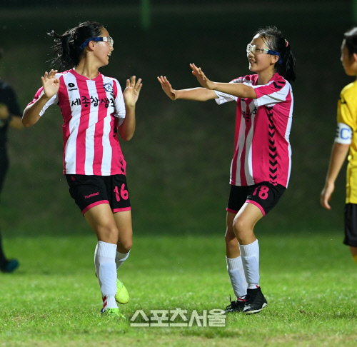 [포토]골의 기쁨을 나누는 참샘초 이의정과 이정민