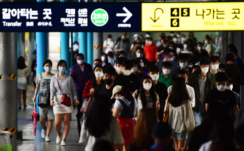 지하철서 마스크 미착용 지적받자 "일가족 몰살하겠다" 협박 70대 입건