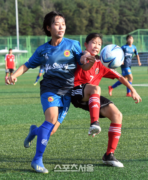 [포토]예성여중 김시율-강경여중 이정인, 치열한 볼 다툼
