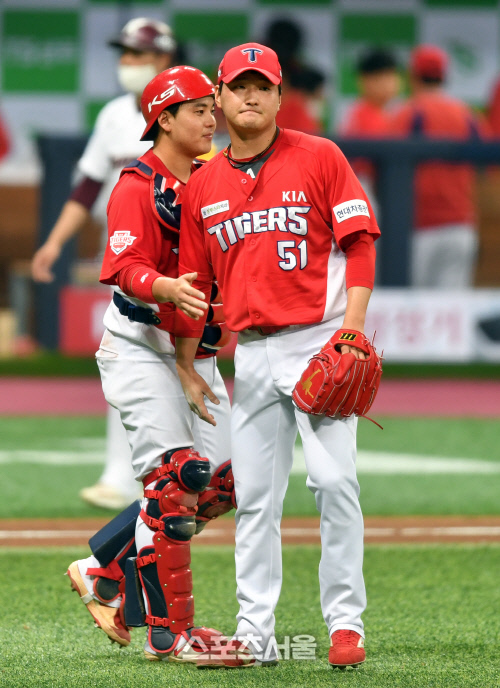[포토]9회말 힘겹게 막아낸 전상현 \'휴~~~\'