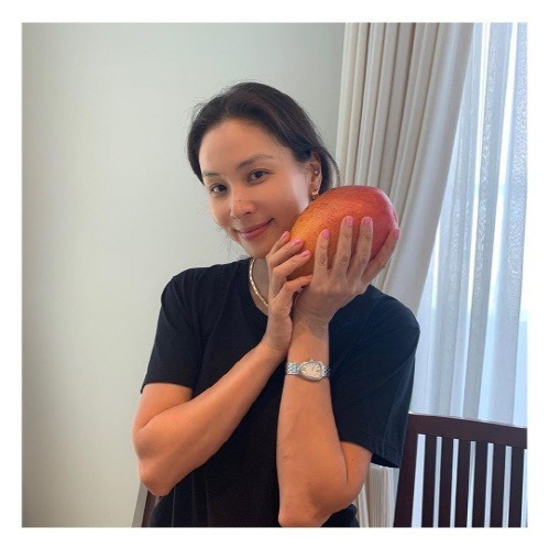 고소영, 애플망고보다 작은 얼굴…인형같은 비주얼에 '감탄'[★SNS]